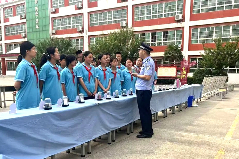 華陰市人民檢察院聯合多部門開展禁毒宣傳教育活動。