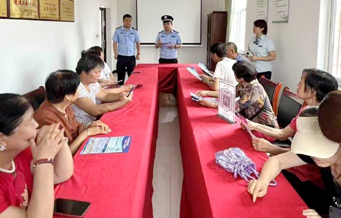 富平曹村派出所民輔警聯合鎮郵政所工作人員開展防范電信網絡詐騙宣傳活動。