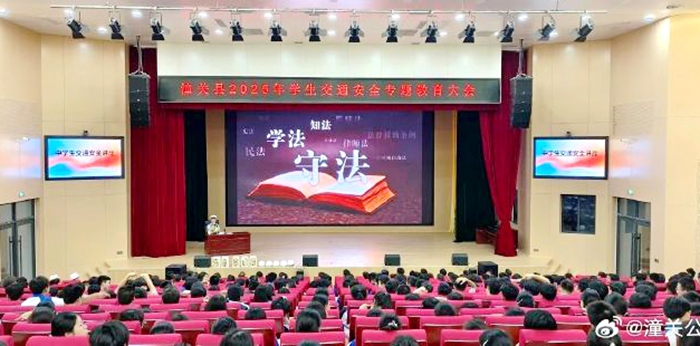 潼關交警深入潼關中學開展交通安全宣講活動。