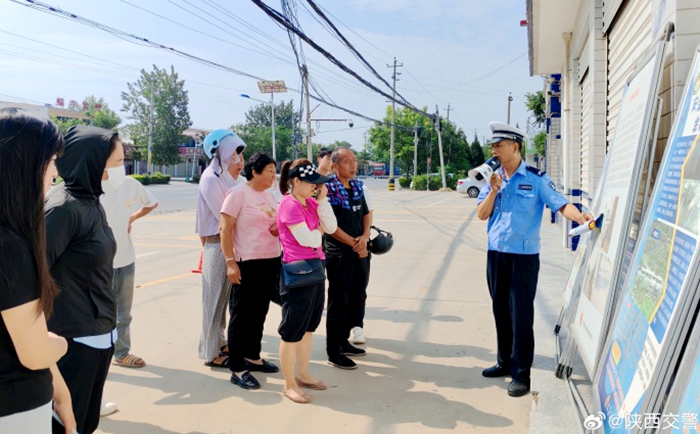 大荔公安交警開設“馬路學堂”交通安全學習班，筑牢出行安全防線。