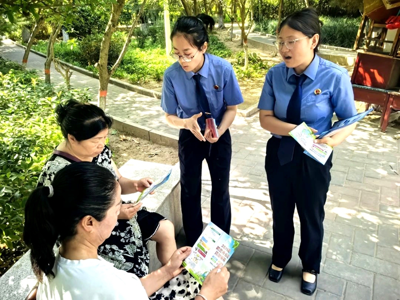 華陰市人民檢察院組織干警深入群眾身邊，開展禁毒宣傳工作。