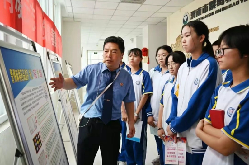 市檢察院干警走進渭南初級中學開展禁毒宣傳教育活動。