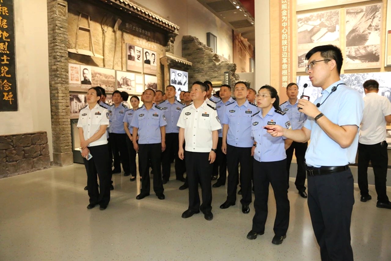 市公安局走進關中革命紀念館開展主題教育。