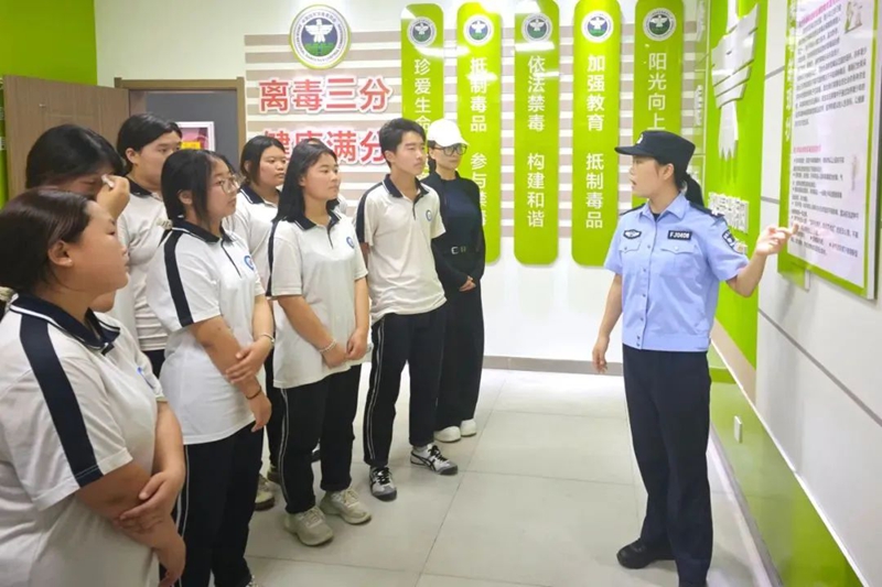 大荔公安組織西北職業學校學生走進禁毒教育基地，開啟禁毒知識學習之旅。
