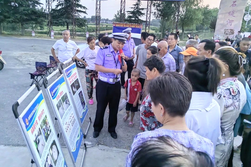 華州公安交警開展暑期交通安全集中整治行動。