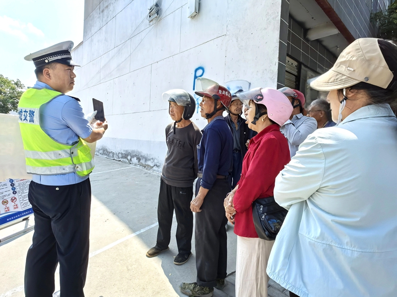 蒲城交警開展交通安全宣傳活動。