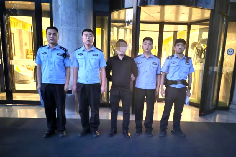 華陰公安城關派出所抓獲一名網上逃犯。_副本