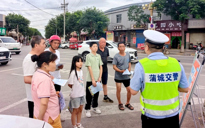 蒲城交警開展“美麗鄉村行”交通安全宣傳活動。
