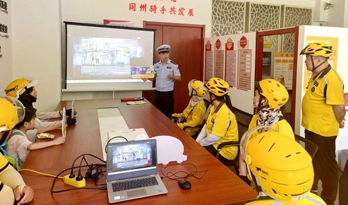 大荔交警組織轄區美團外賣騎手開展交通安全宣傳活動。