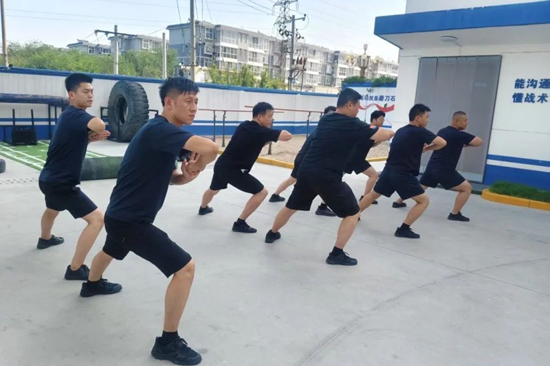 華州公安巡特警開展擒敵拳專項(xiàng)訓(xùn)練。
