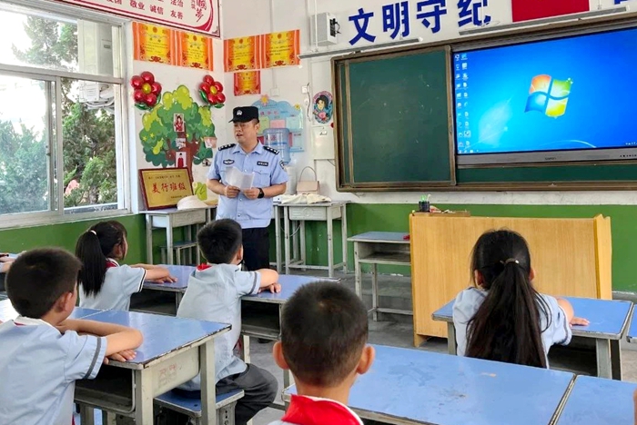 合陽公安走進校園講法治安全課。