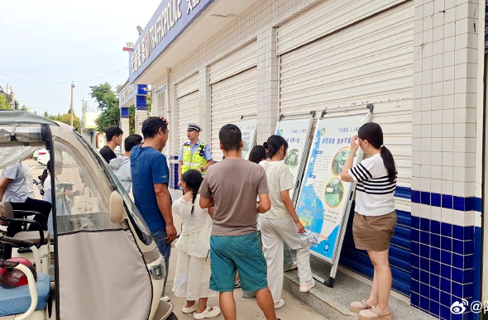 大荔公安交警開設“馬路學堂”交通安全學習班開展交通安全培訓。