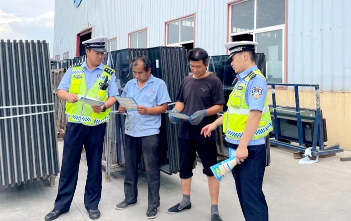 渭南高速交警進企業開展交通安全宣傳活動。