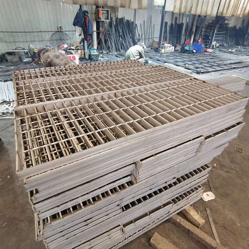 化工廠用不銹鋼鋼格板鋼格柵：防滑、防腐相結(jié)合