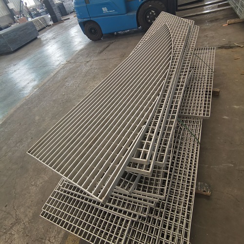 定制鋼格板 vs 標(biāo)準(zhǔn)尺寸？哪種更劃算？