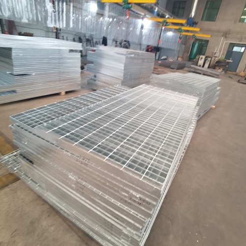 污水處理廠鋼格板如何選？防滑耐腐是關(guān)鍵！