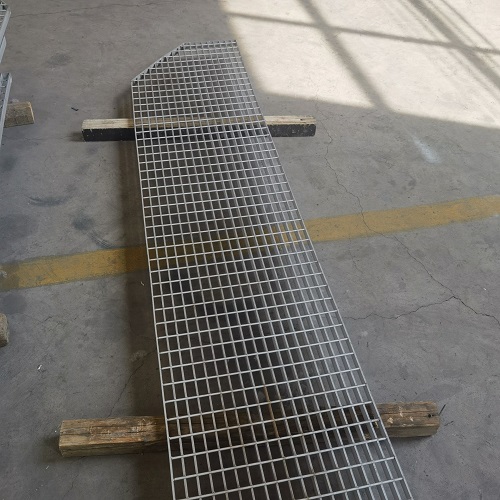 地鐵站臺(tái)鋼格板防滑處理：避免雨天事故！