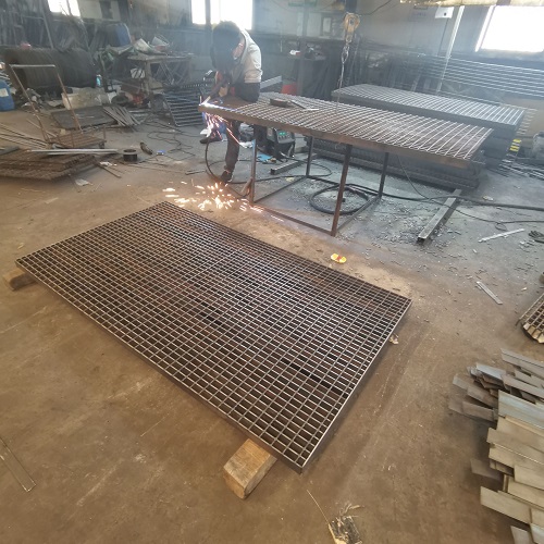 地鐵站臺(tái)鋼格板防滑處理：避免雨天事故！