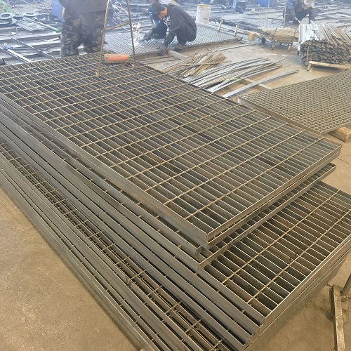 高空作業(yè)平臺(tái)專用鋼格板：安全承重設(shè)計(jì)全解析！